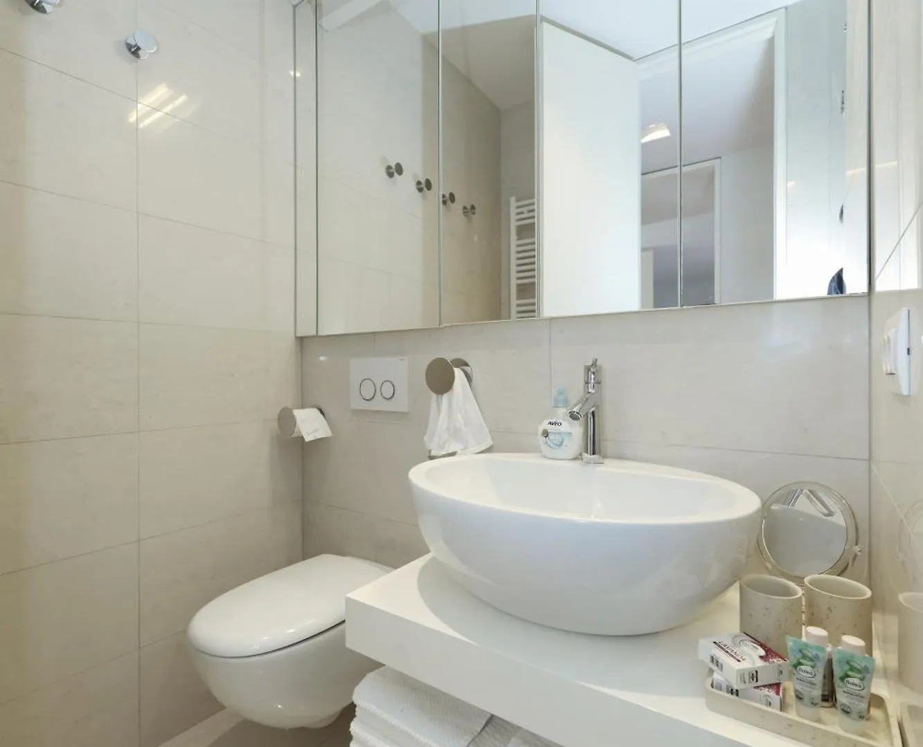Apartment 4B 0*, زادار
