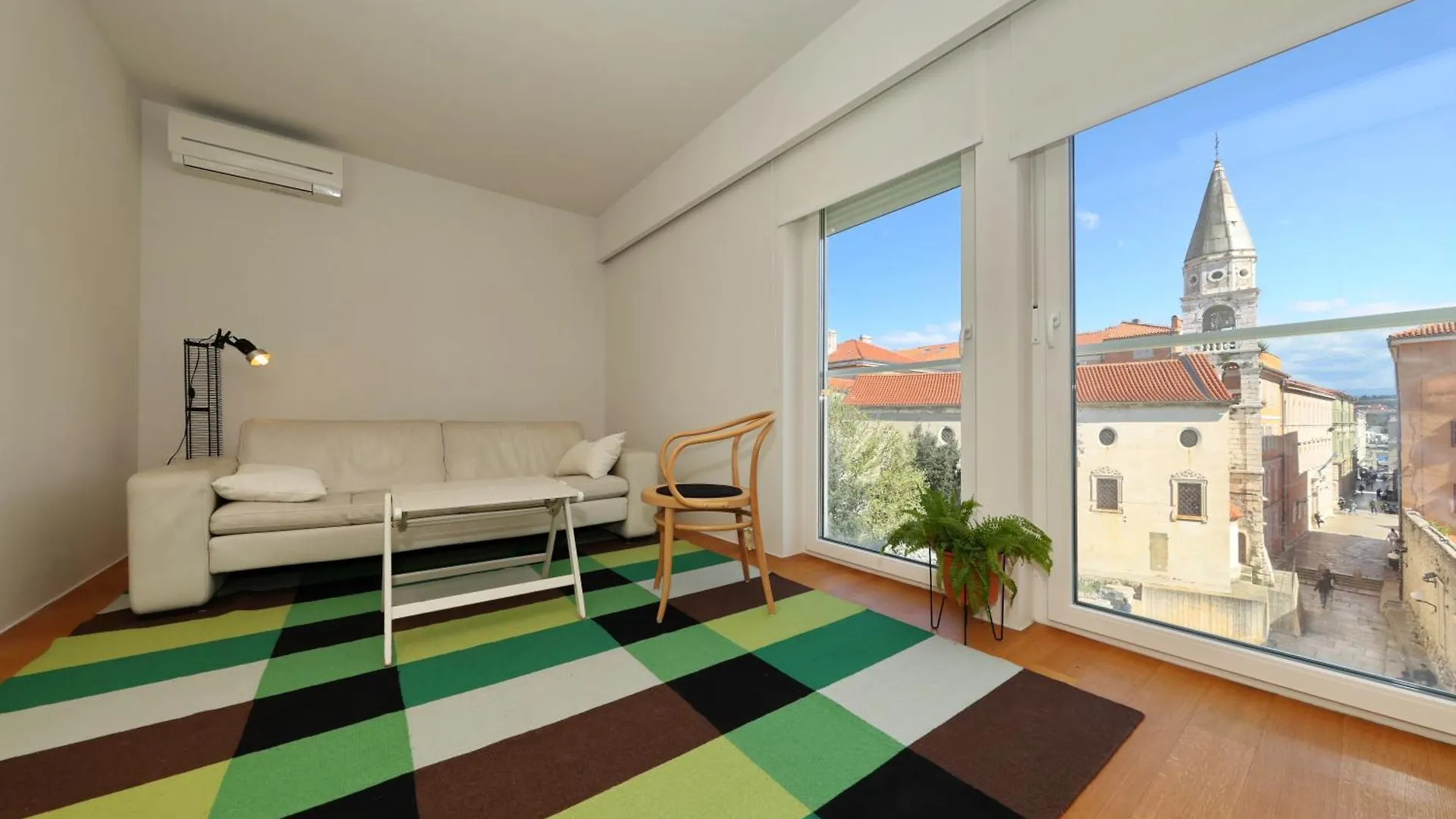 Apartment 4B 0*, ザダル